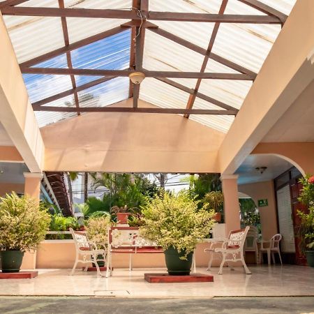 Hotel Y Cabinas El Coral Jacó Dış mekan fotoğraf